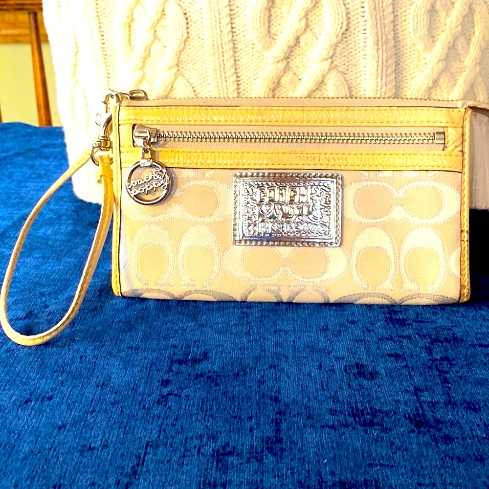 COACH - Coach Poppy Wristlet 🤩🤩🤩